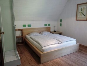 House | 5 bedrooms, individually furnished, bed sheets