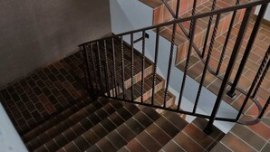 A staircase with metal railings and brown patterned tiles. - Ferienwohnung in Winterberg am Skigebiet (Winterberg)
