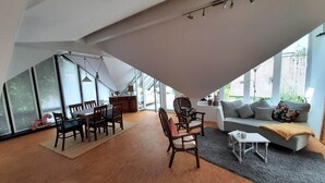 Un loft ampli amb zona de menjador, sofà i cuina.