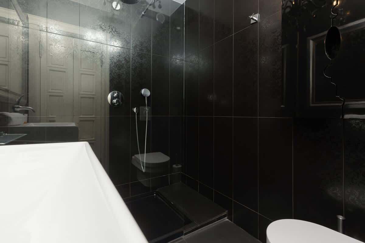 Een douche, een haardroger, handdoeken, shampoo