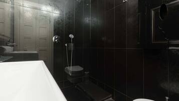 Een douche, een haardroger, handdoeken, shampoo