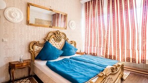 A bedroom with a classic design, featuring a four-poster bed, ornate headboard, and a large mirror above the bed. - Apartment in Kinheim With Lots of Space (Kinheim)