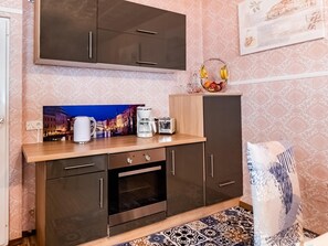 House | Private kitchen | Stovetop, high chair