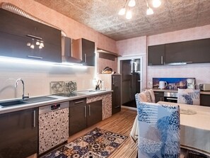 House | Private kitchen | Stovetop, highchair - Apartment in Kinheim With Lots of Space (Kinheim)