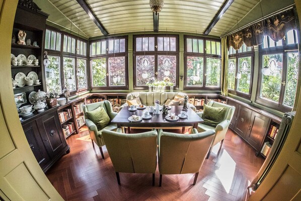 Apartment | Dining
