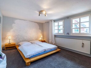 House | 3 bedrooms, bed sheets - Romantic Holiday Home in Schleiden on the Village Square (Schleiden)