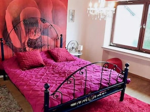 House | 5 bedrooms, individually furnished, bed sheets