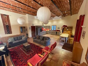 Älytelevisio, DVD-soitin, pöytätennispöytä, kirjoja