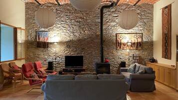 Een smart-tv, een dvd-speler, een tafeltennistafel en boeken