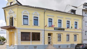 A yellow building with a sign reading "KISPET HOTEL". - Apartment in Oberhausen Near Ski Resort (Oberhausen)