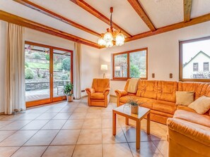 Apartment | Living room - Spacious Flat in Adenau Near the Nurburgring (Adenau)