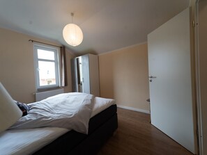 House | 3 bedrooms, individually furnished, iron/ironing board, bed sheets
