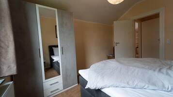 House | 3 bedrooms, individually furnished, iron/ironing board, bed sheets