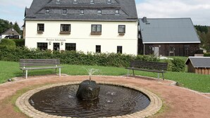 Een gebouw met een bord waarop 