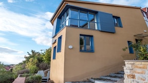A modern two-story house with a stone staircase leading to the entrance. - Elegant Escape in Quedlinburg (Quedlinburg)
