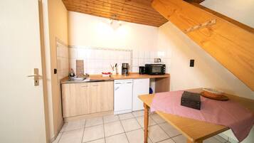 Apartemen | 2 kamar tidur dan dilengkapi dengan perabotan berbeda-beda