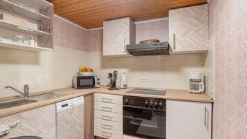 Ferienhaus | Eigene Küche | Mikrowelle, Herdplatte, Geschirrspüler