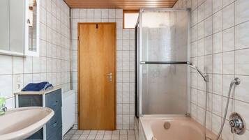 House | Bilik Mandi | Tab mandi, pengering rambut, tuala disediakan