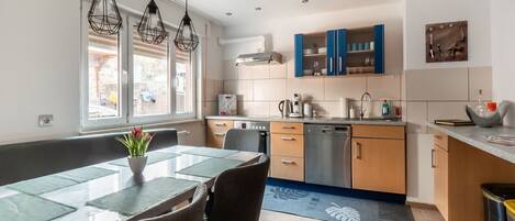 Hus | Eget kök | KylskÄp, ugn, diskmaskin och kaffe- och tebryggare