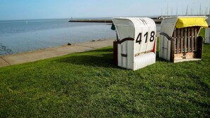 Two mailbox-style structures with the number 418, located on a grassy area near a waterfront. - Nordsee-ferienhaus mit Terrasse (Wangerland)