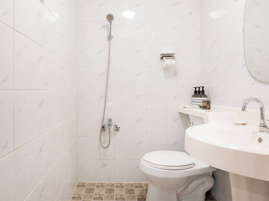 Un baño con inodoro, lavamanos y ducha.