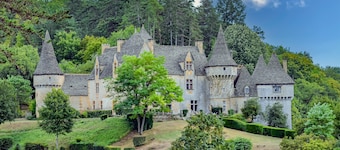 "Gîte Bellevue" with Shared Pool, Private Terrace, and Wi-Fi