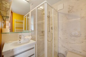 Douche, articles de toilette gratuits, sèche-cheveux