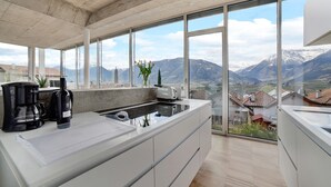 A modern kitchen with a large island, a coffee maker, and a toaster. - Apartment 'Villa Alvarium Eins' with Mountain View, Private Terrace and Wi-Fi (Scena)