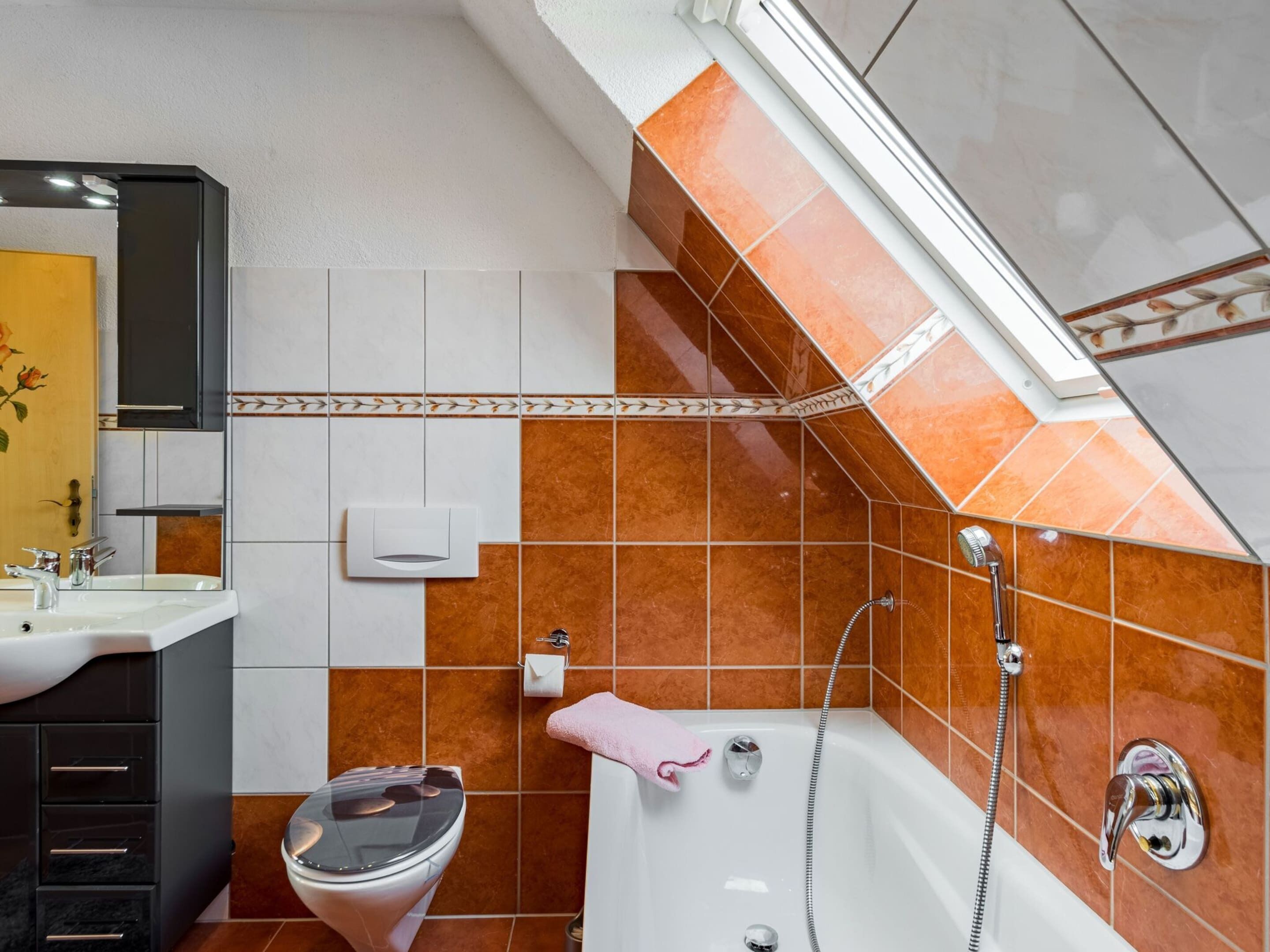 Un baño con inodoro, lavamanos y bañera.