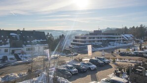 A parking lot with several cars and a building in the background. - Wohnung in Winterberg mit Balkon in Pistennahe (Winterberg)