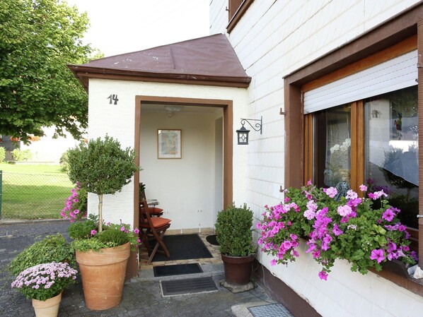 Apartment | Exterior - Apartment With Terrace and Pool in the Garden (Pracht)