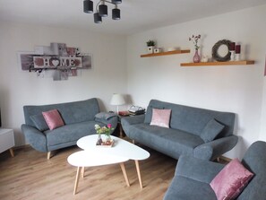 Living area - Apartment With Terrace and Pool in the Garden (Pracht)
