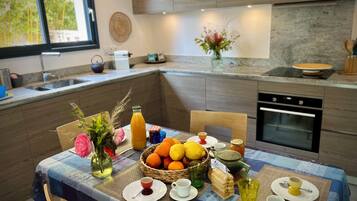 Køleskab, mikrobølgeovn, ovn, kogeplade