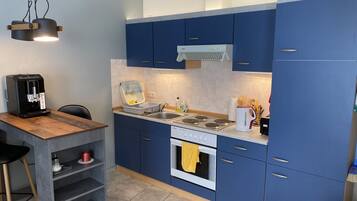 Kühlschrank, Mikrowelle, Ofen, Herdplatte