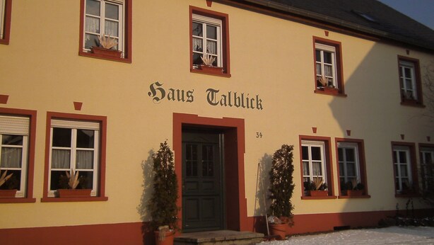 A building with the name "Haus Talblick" on the facade.