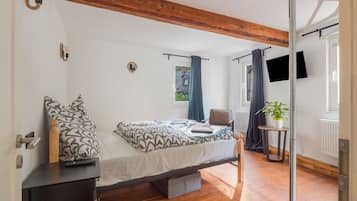3 bedrooms, bed sheets