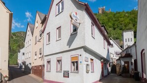 A traditional European building with a sign indicating a local inn. - Exklusives Ferienhaus in Sankt Goarshausen (Sankt Goarshausen)