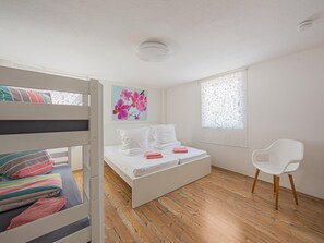 4 bedrooms, iron/ironing board, bed sheets