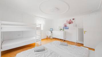 Apartment | 3 bedrooms, iron/ironing board, bed sheets