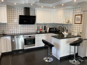 Private kitchen - Luxurious Holiday Home With a Nice Private Garden (Anschau)