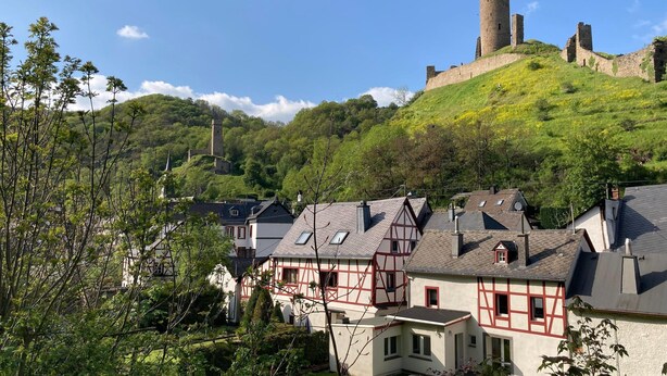 A traditional half-timbered house with a sloped roof and a small garden in front. - Luxurious Holiday Home With a Nice Private Garden (Anschau)