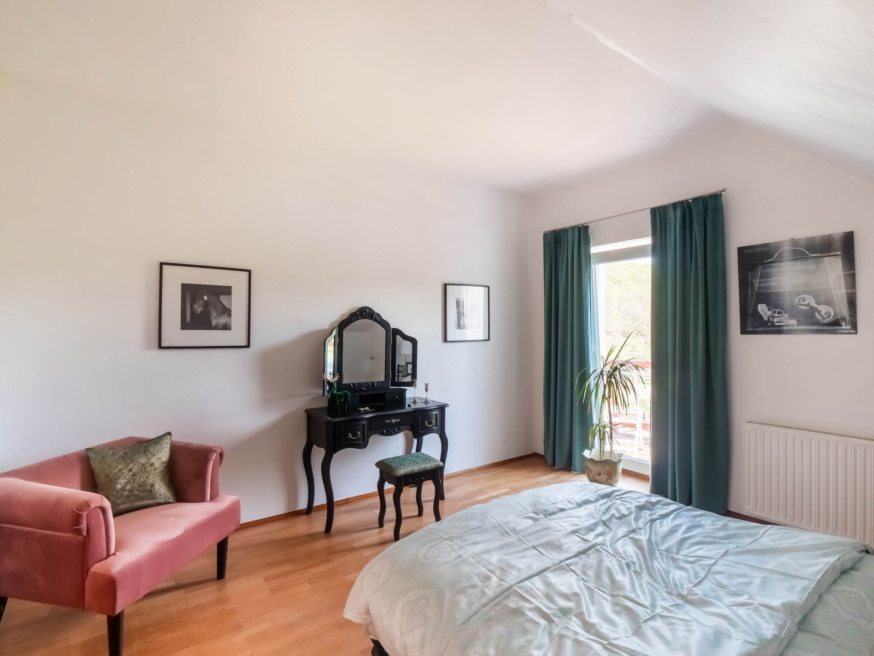 Une chambre à coucher avec un lit, un bureau, une chaise et une commode.