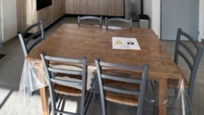Une cuisine moderne avec des meubles en bois, un four encastré et une fenêtre.