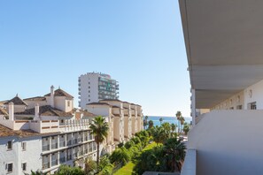 Property grounds - Holiday Apartment "Luxury Apartment 100 m Beach" with Pool, Private Terrace & Wi-Fi (Benalmádena)