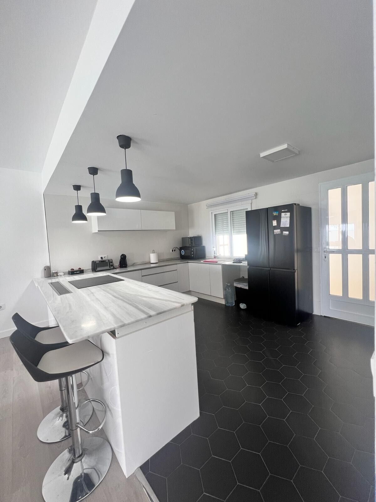 Refrigerador, microondas, placa de cocina, cafetera/tetera