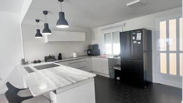 Refrigerador, microondas, placa de cocina, cafetera/tetera