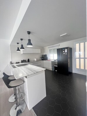 Frigorífico, microondas, placa de cocina y cafetera o tetera