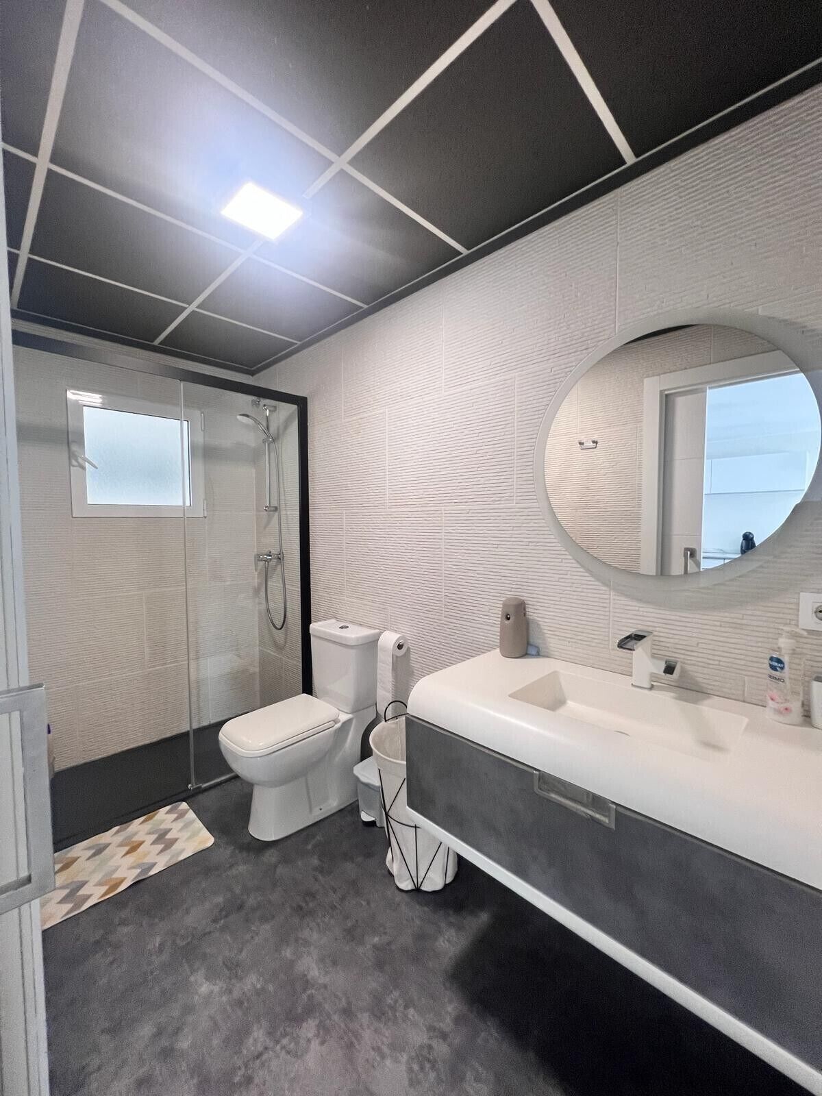 Een douche, een haardroger, handdoeken