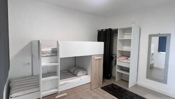 2 slaapkamers, een strijkplank/strijkijzer, gratis wifi, beddengoed