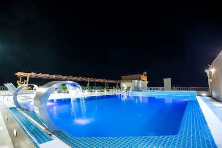 Una piscina al aire libre de temporada